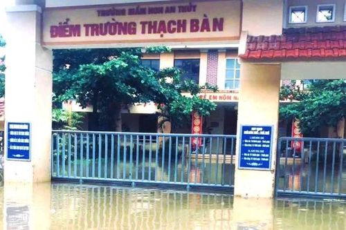 Nước lũ lại dâng cao, hơn 28 nghìn học sinh ở Quảng Trị phải nghỉ học
