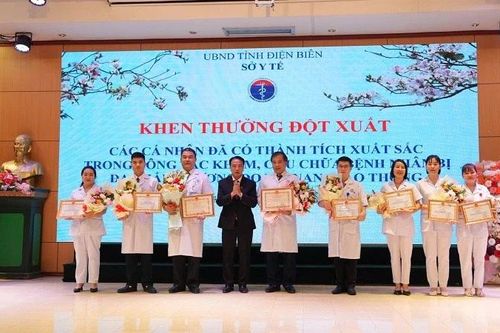Điện Biên trao Bằng khen thành tích đặc biệt xuất sắc tặng hai bác sĩ đã nỗ lực cứu chữa cho người bệnh