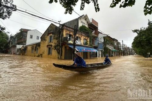 Sông Bồ liên tiếp vượt mốc lũ lịch sử, hàng nghìn hộ dân phải di dời