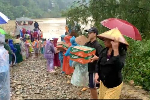 Đà Nẵng: Người dân xã Trà Đốc xếp hàng chuyển lương thực vào vùng chia cắt do mưa lũ