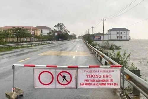 Quảng Trị: Lũ tràn về, Quốc lộ 1 qua xã Ninh Châu bị ngập sâu