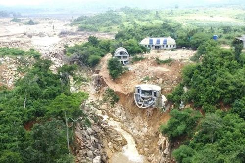 Lâm Đồng: Cận cảnh hồ nước không phép bị vỡ vách ngăn