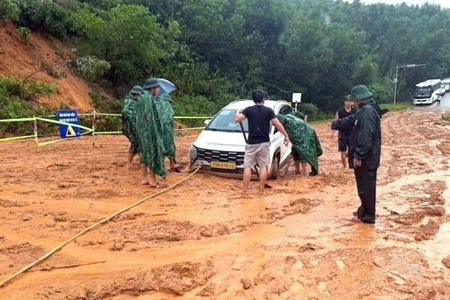 Huế: Cứu hộ ô-tô mắc kẹt do sạt lở