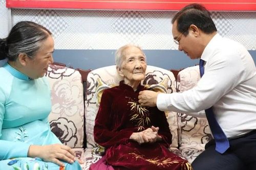 Trao Huy hiệu 80 năm tuổi Đảng cho đảng viên nhân kỷ niệm Cách mạng Tháng Mười Nga