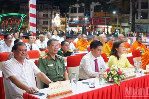 Khai mạc trình diễn thả đèn nước và ghe Cà Hâu