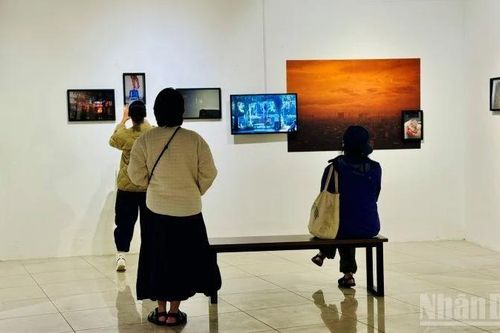Triển lãm ảnh 'Thời gian và những thành phố' của nghệ sĩ Việt Nam-Thụy Sĩ