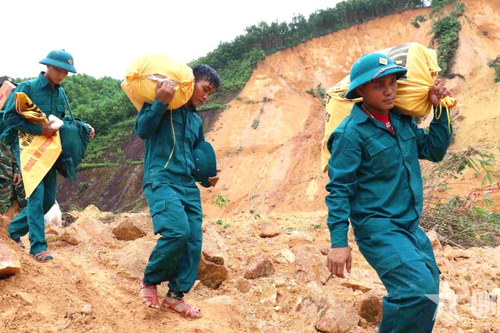 Hơn 22.500 cán bộ, chiến sĩ tiếp tục giúp dân khắc phục hậu quả mưa lũ