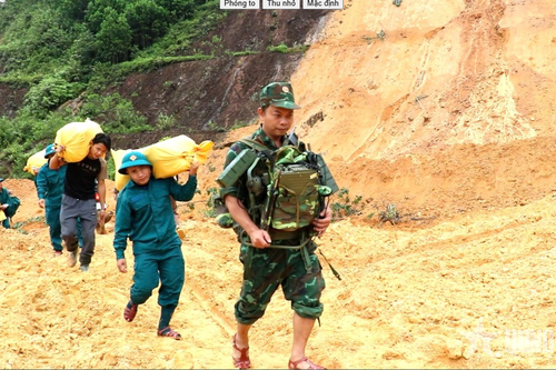 Băng đèo, vượt thác tiếp tế bà con vùng sạt lở