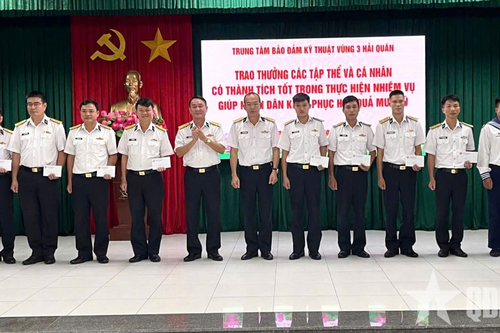 Trung tâm Bảo đảm Kỹ thuật (Vùng 3 Hải quân) khen thưởng các tập thể, cá nhân giúp dân khắc phục hậu quả lũ lụt