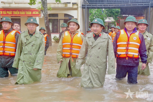 Đoàn công tác Bộ tư lệnh Quân khu 4 thăm địa bàn ngập lụt tại Hà Tĩnh