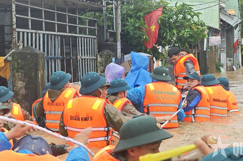 Mưa lớn, nhiều tuyến phố ở Đà Nẵng ngập sâu trong nước
