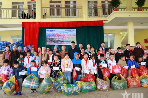 Trao gần 2.000 phần quà tặng học sinh vùng cao Tuyên Quang