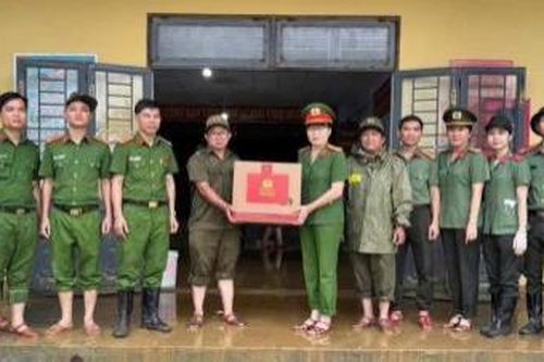 Lãnh đạo Công an thành phố Đà Nẵng thăm, động viên lực lượng Công an cơ sở và nhân dân vùng lũ