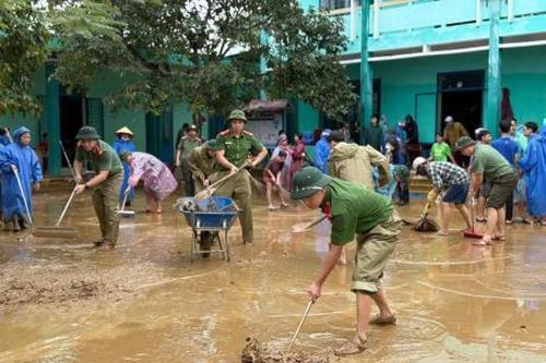 Chung tay khắc phục hậu quả lũ, giúp dân ổn định cuộc sống