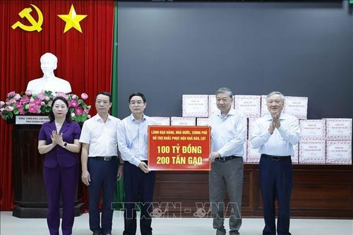 Tổng Bí thư Tô Lâm thăm, tặng quà người dân bị ảnh hưởng do mưa lũ tại Huế