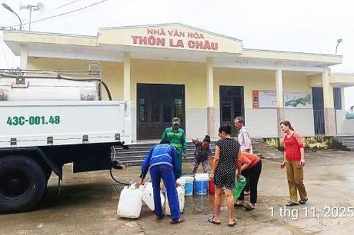 Nối lại việc cung cấp nước sạch cho người dân vùng ngập lụt