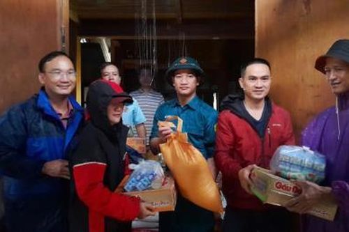 Vượt lòng hồ thủy điện chi viện lương thực cho người dân vùng bị cô lập