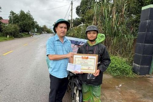 Khen thưởng 3 công dân cứu người trong lũ