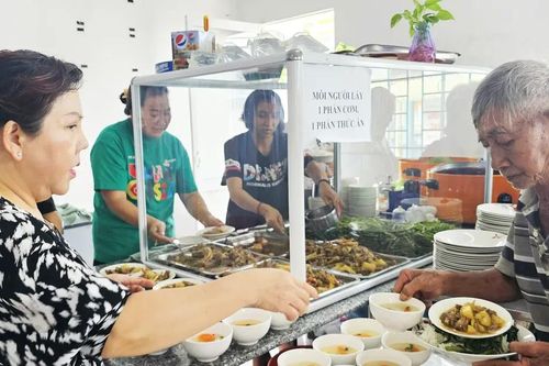 Ấm lòng bữa cơm trưa 0 đồng