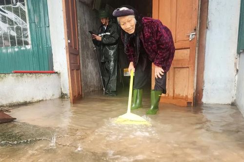 Hà Tĩnh: Hơn 5.300 hộ dân vẫn bị ngập lụt, hàng ngàn học sinh phải nghỉ học