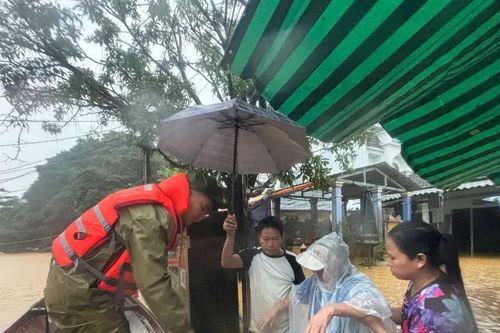 Chưa kịp gượng dậy, người dân TP Huế lại chống chọi với lũ lớn