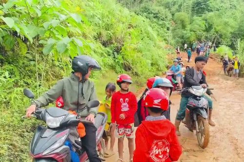 Thầy cô vùng cao Đà Nẵng vượt sạt lở đón học trò trở lại lớp