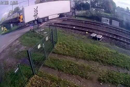 Kinh hãi khoảnh khắc tàu cao tốc chở 400 hành khách đâm xe tải