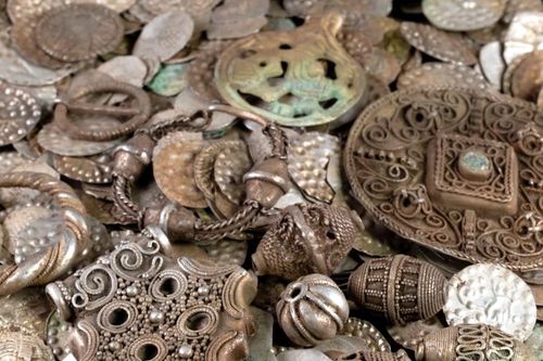 Kho báu bạc thời Trung cổ chôn giấu suốt 800 năm bất ngờ lộ diện