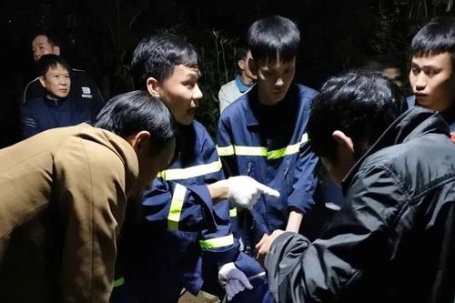 Cảnh sát tìm kiếm nạn nhân rơi xuống giếng lúc nửa đêm
