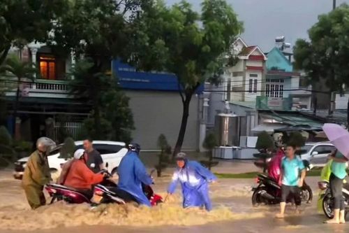 Đà Nẵng mưa trắng trời, nhiều khu vực lại ngập sâu