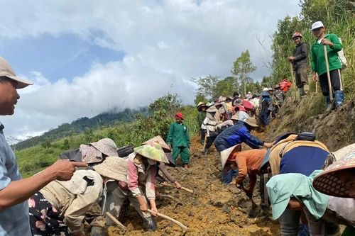 Hơn 2.000 người dân xã Ngọc Linh chung tay khắc phục sạt lở
