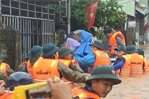 Mưa xối xả, người dân Đà Nẵng lại hối hả chạy lũ