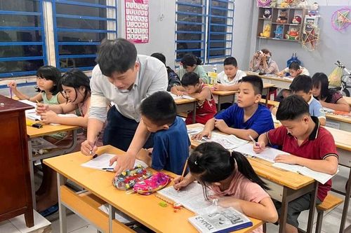 Thầy giáo dành cả thanh xuân xóa mù chữ cho trẻ nghèo
