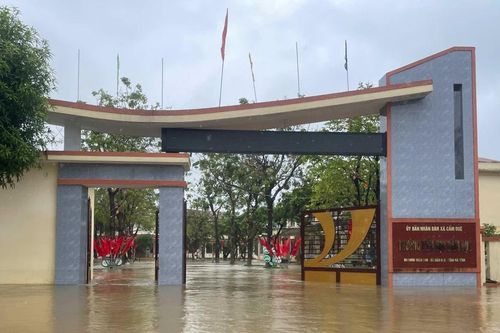 Cận cảnh trường học Hà Tĩnh sau nhiều ngày bị mưa lũ bao vây