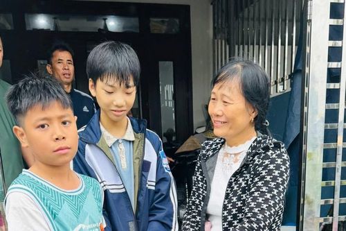 Tuyên dương 2 học sinh Hưng Yên trả lại 36 triệu đồng cho người đánh mất