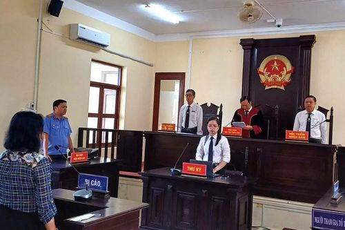 Nữ doanh nhân thủy sản ở Cà Mau lĩnh án vì... cưa cây