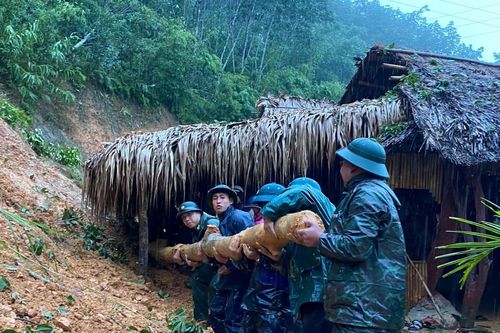 Ấm tình quân dân trong mưa lũ