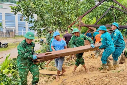 BĐBP sát cánh cùng nhân dân vượt qua mưa lũ