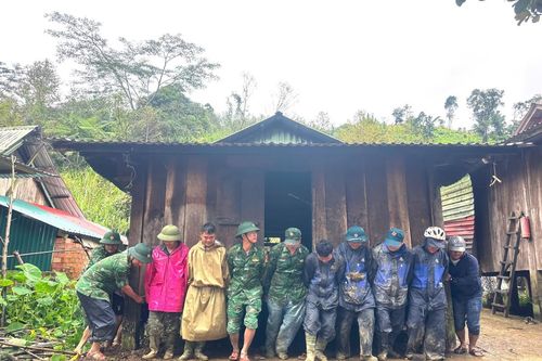 Mưa lũ dồn dập, BĐBP thành phố Đà Nẵng tiếp tục di dời người dân khỏi khu vực nguy hiểm