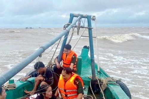 Biên phòng Cà Mau cứu kịp thời 2 ngư dân gặp nạn trên biển