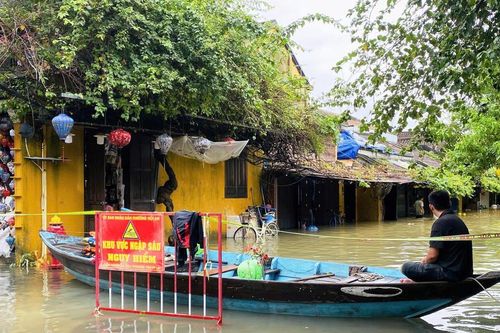 Phố cổ Hội An lũ chồng lũ, người dân oằn mình 'chạy lụt'