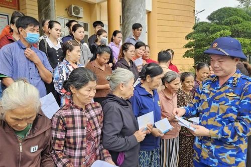 Vùng 3 Hải quân hỗ trợ đồng bào miền Trung sau mưa lũ