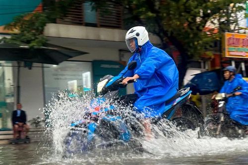 Mưa lớn xối xả, đường Đà Nẵng lại chìm trong nước