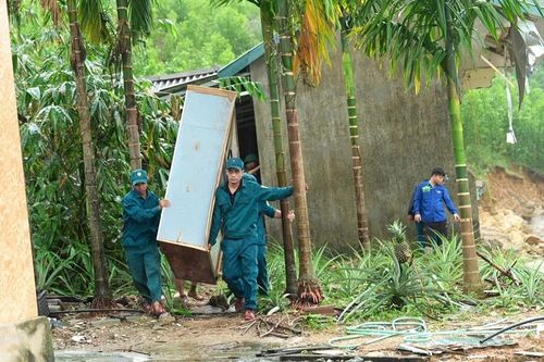 Khẩn cấp di dời dân vùng nguy cơ trượt lở núi giữa mưa rất lớn tại Huế