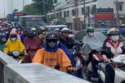 Dòng người đội mưa, nhích từng chút ở TPHCM