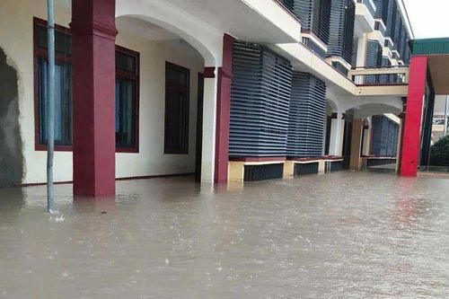 Hơn 18.000 học sinh Hà Tĩnh chưa thể đến trường do mưa lũ