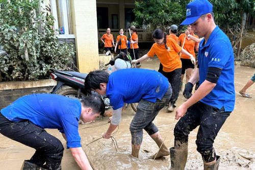 'Dìu' người dân qua mưa ngập
