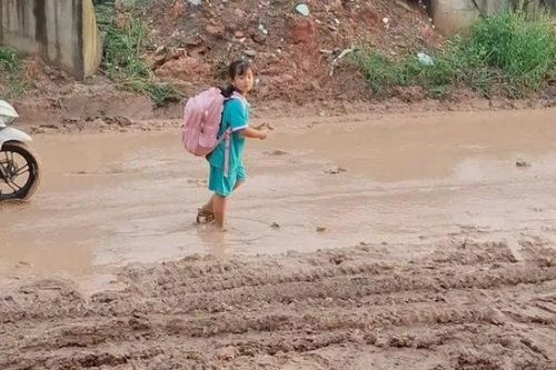 Học sinh lội bùn đến trường mỗi ngày ở TPHCM, chuyện gì đang xảy ra?