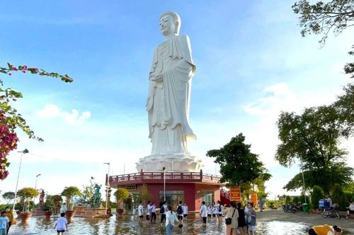 Du khách kéo về chùa Núi Nổi trải nghiệm hiện tượng 'có một không hai'
