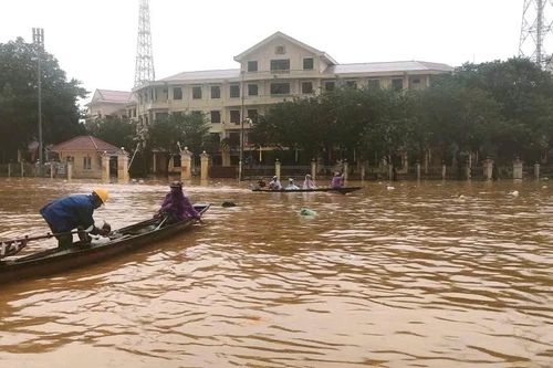 Mưa lũ lớn khiến giao thông tại Huế tê liệt nhiều khu vực, đường ngập sâu